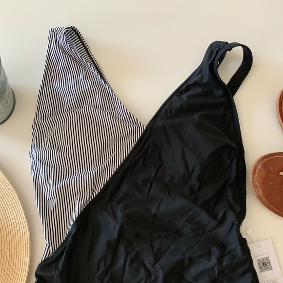 BNWT Black and White One Piece Swimsuit - Picture 2 of 4